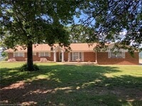 Building Photo - 927 Skyline Dr