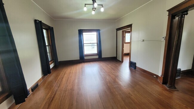 Building Photo - 612
