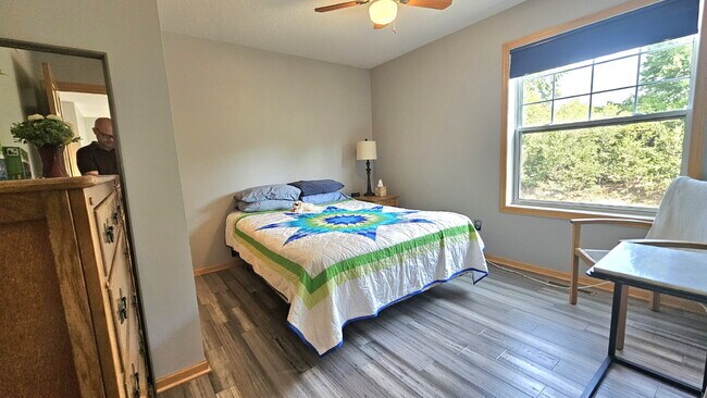 Building Photo - "Spacious 4-Bedroom Townhouse Retreat in Apple Valley - Modern Living with Ample Space!"