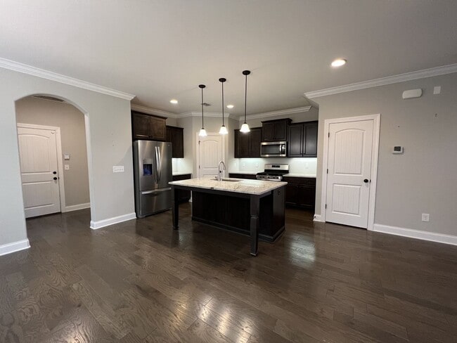 Building Photo - Charming and Convenient Home in Hendersonville