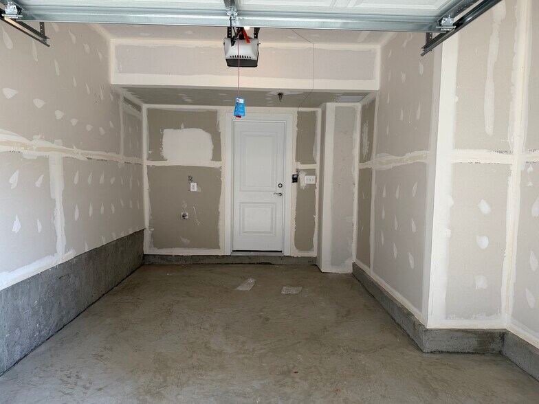 1 car garage - 8652 Lovelace St