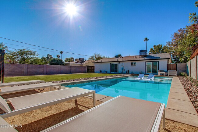 Building Photo - 7034 E Wilshire Dr