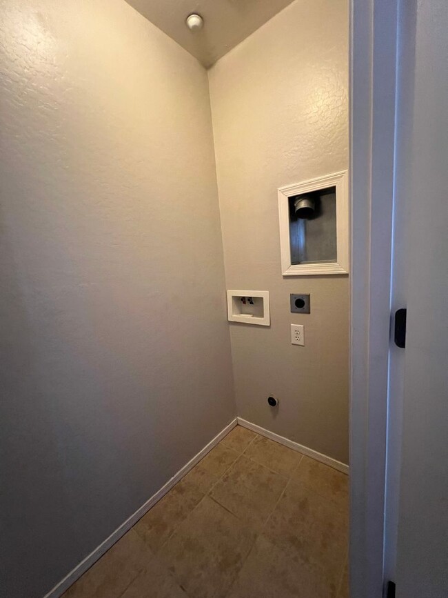 Building Photo - 2 Bedroom 1.5 Bath  Move in Ready in North...