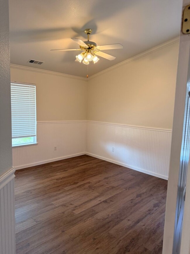 Building Photo - 3-bedroom, 2-bath home in great neighborhood!