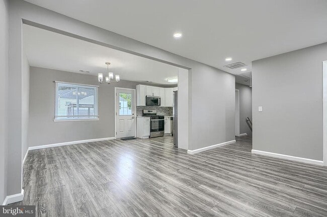 Building Photo - 4722 Raspe Ave