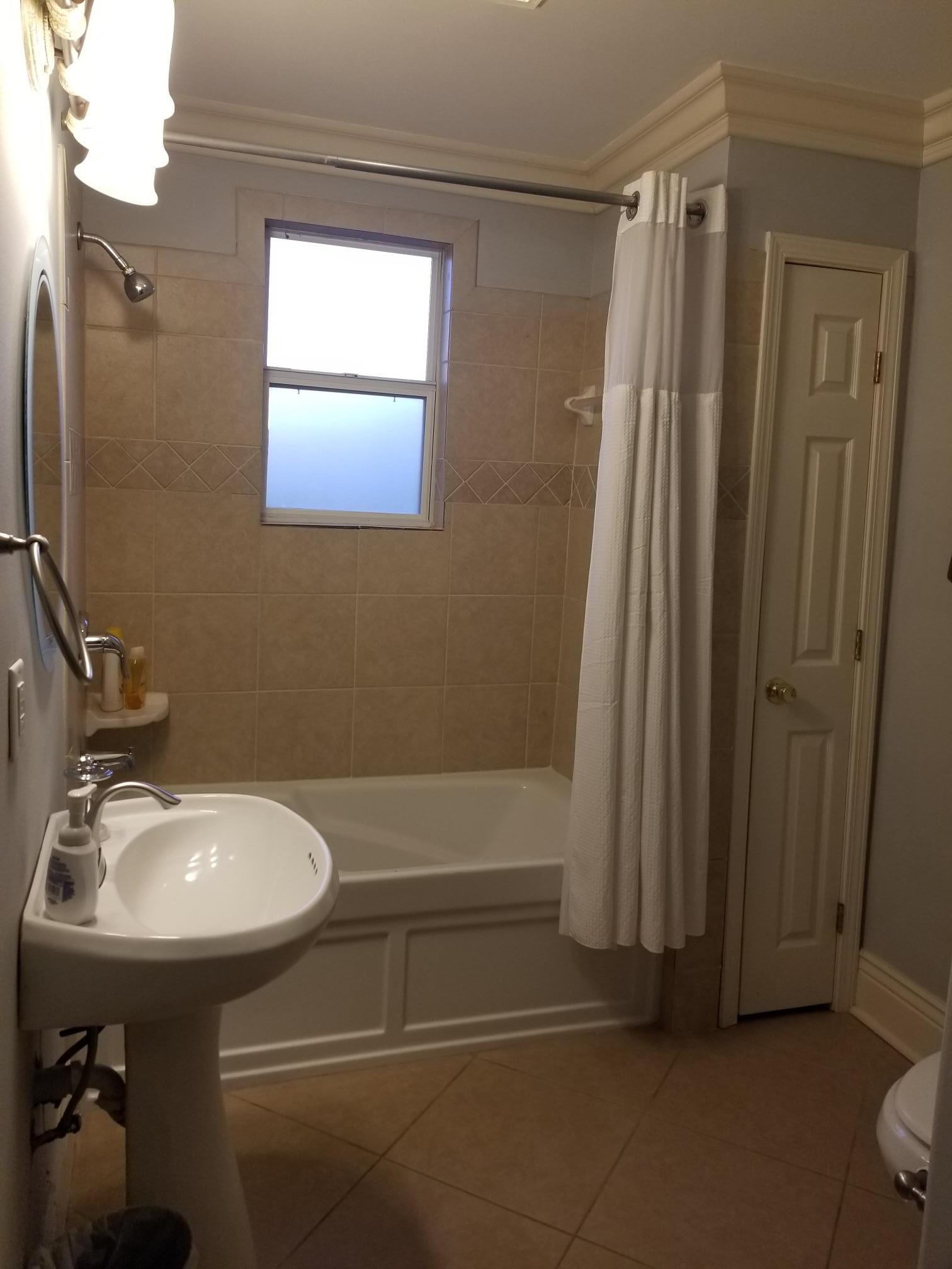 Upstairs bathroom - 1023 General Taylor
