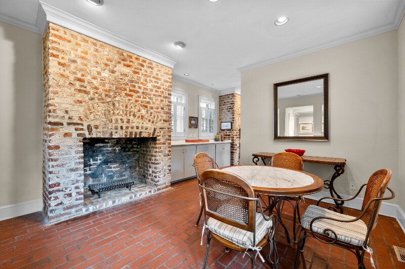 Building Photo - 69 Anson St