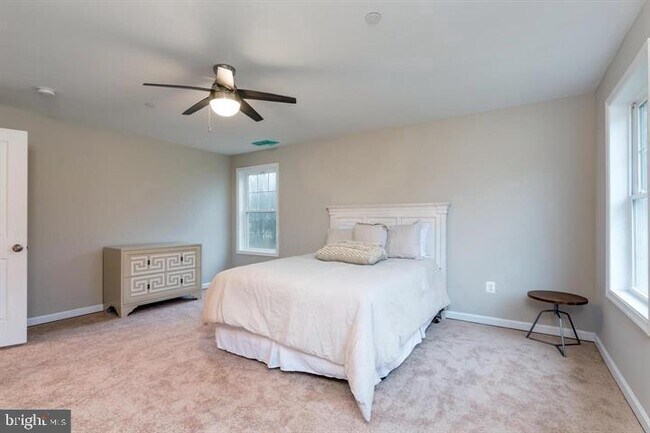 Building Photo - 1201 Regal Ln