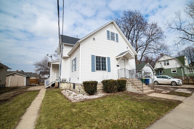 Building Photo - 127 Woodlawn Ave