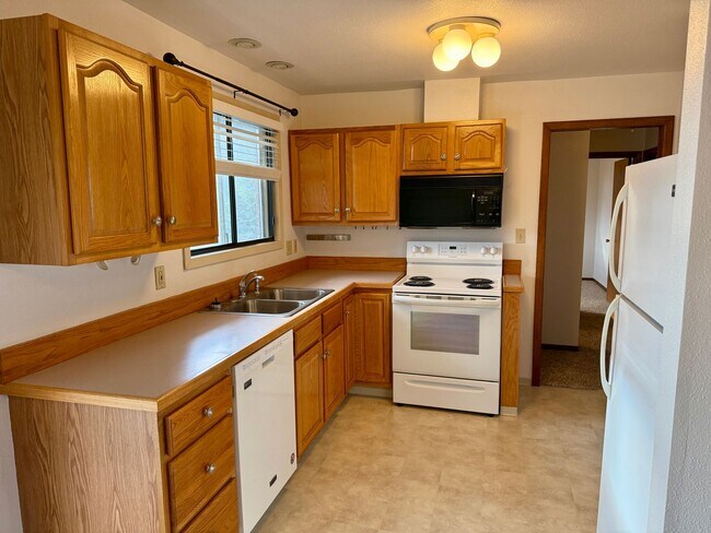 Building Photo - Milwaukie Triplex in quiet neighborhood w/ garage parking