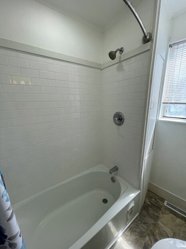 Building Photo - 4 bed 3 bath - Brighton Heights - HUGE house, large rooms, spacious kitchen