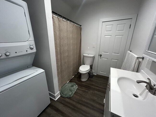 Building Photo - 2215 W Broadway Ave