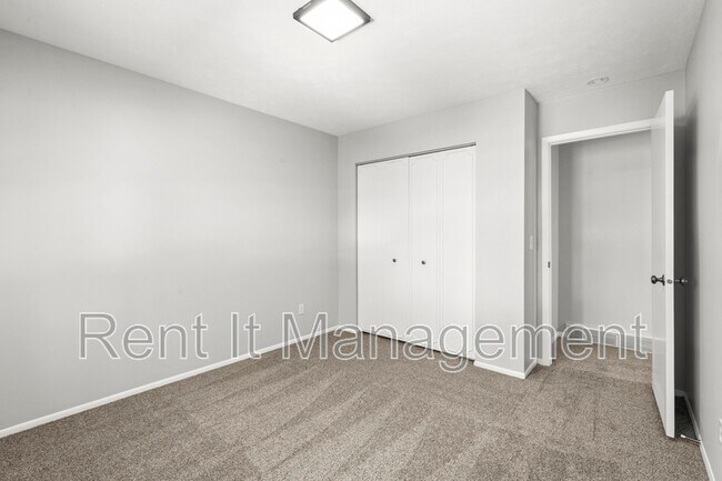 Building Photo - 12865 Valley St
