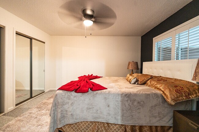 Building Photo - 3026 S Peach Hollow Cir