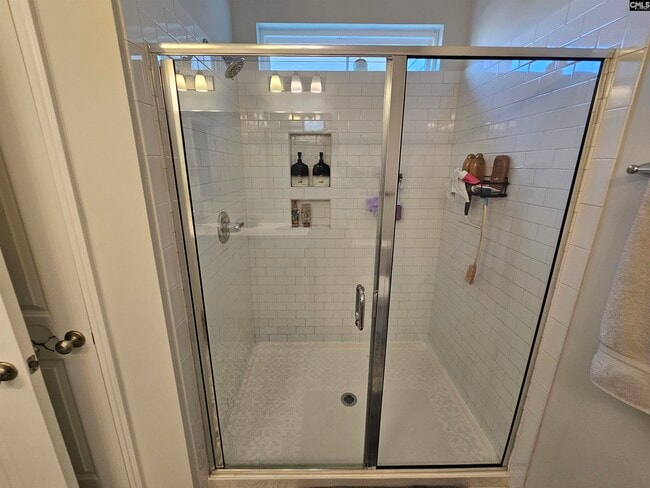 Building Photo - 819 Queenshire Ln