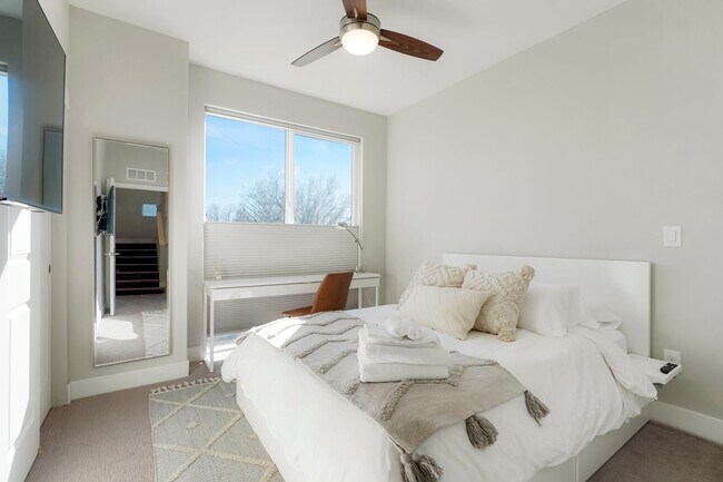 Building Photo - Modern Townhome ~ Rooftop Deck ~ Mountain View!