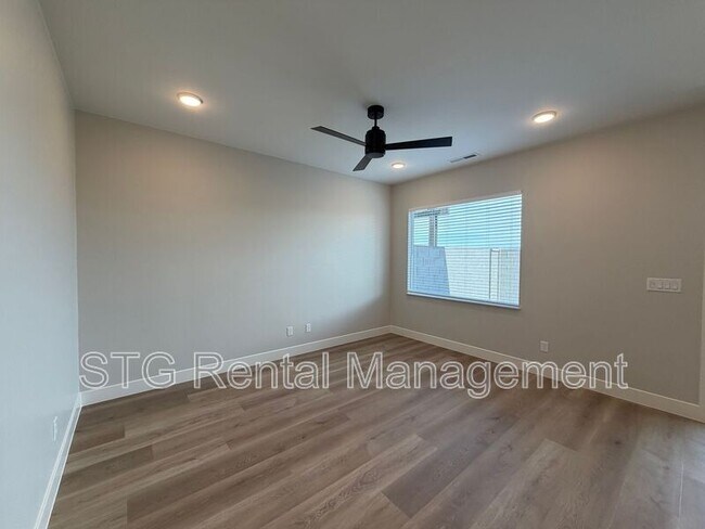 Building Photo - 577 E Hemsworth Ln