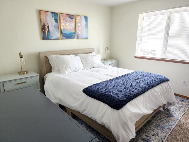 Building Photo - 15904 Admiralty Way