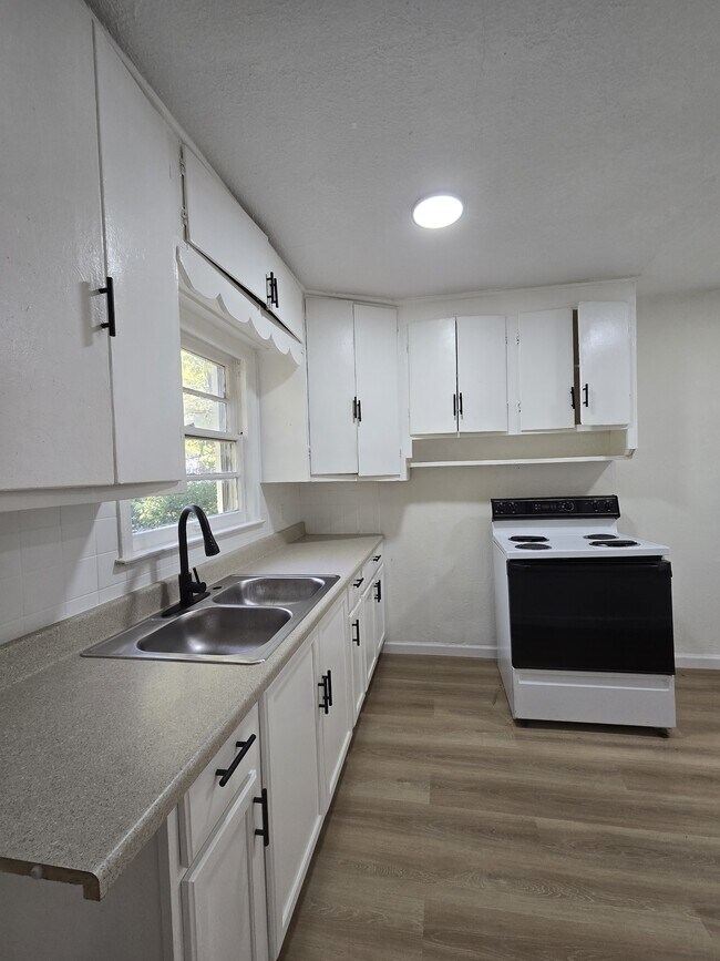 Building Photo - 1018 N Volutsia