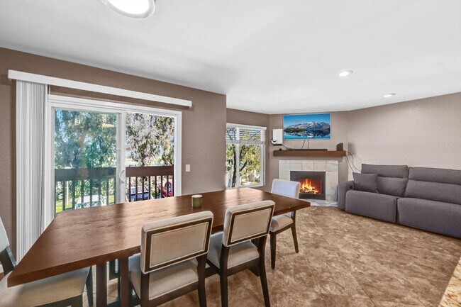 Building Photo - 3 Bedroom Townhome in the Vista de Vista Community