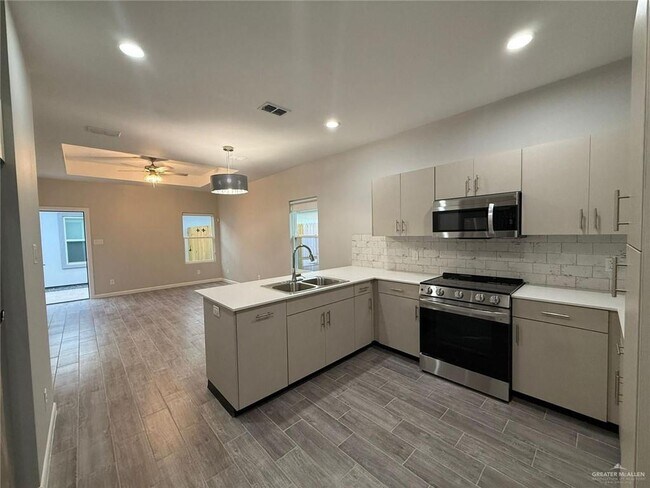 Building Photo - 816 Dove Ave