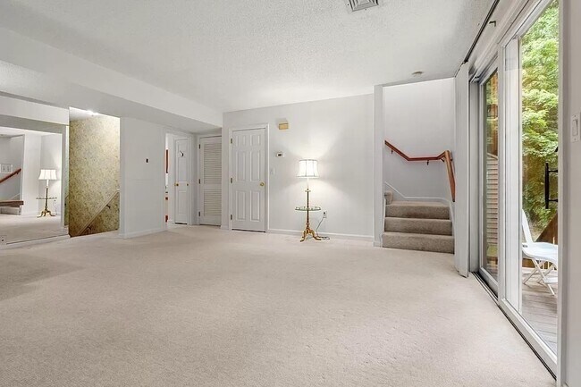 Building Photo - 305 Salem St