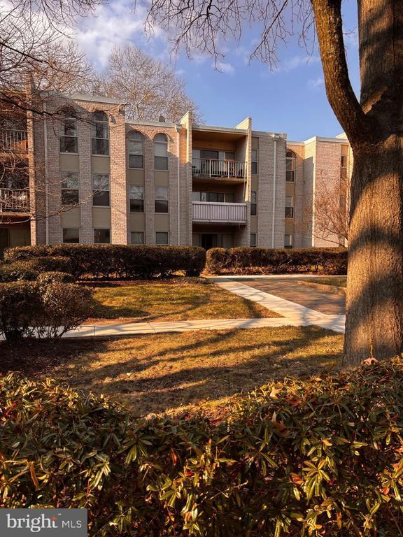 Building Photo - 2 Canterbury Square