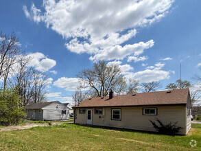 Building Photo - 3 Bed 1 Bath Ranch