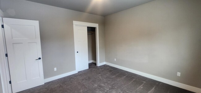 Building Photo - 2633 Park Creek Ave