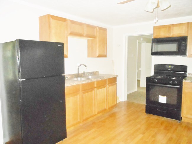 Building Photo - 130 School St