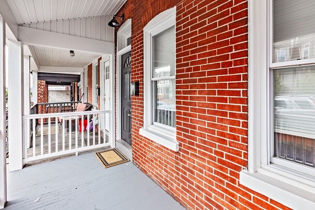 Building Photo - 3 bedroom, 1 bath, newly renovated home in Little Italy