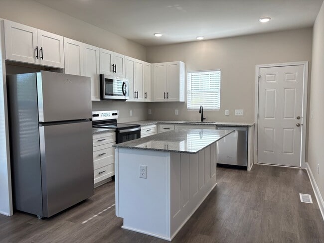 Building Photo - 2 Bedroom, 2 Bathroom Duplex in Winston-Salem!