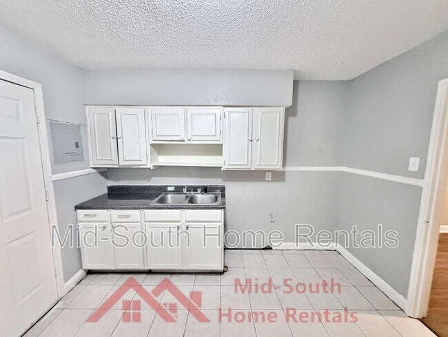 Building Photo - 4050 Pikes Peak Ave