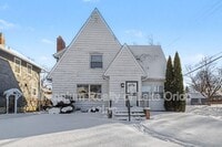 Building Photo - 419 W Iroquois Rd