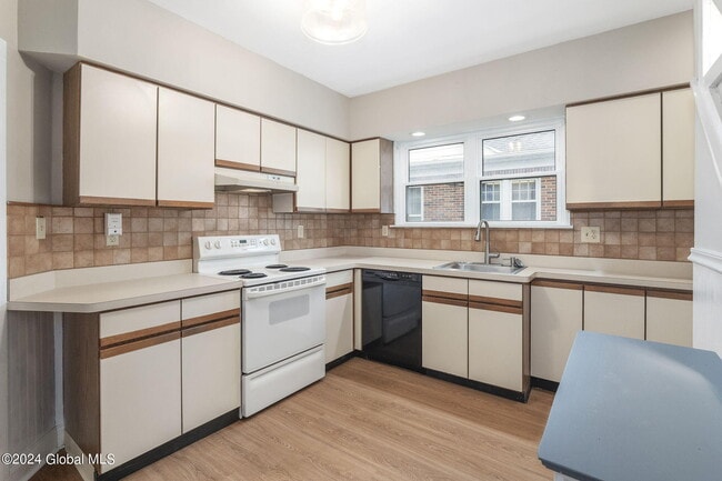 Building Photo - 26 Marwill St
