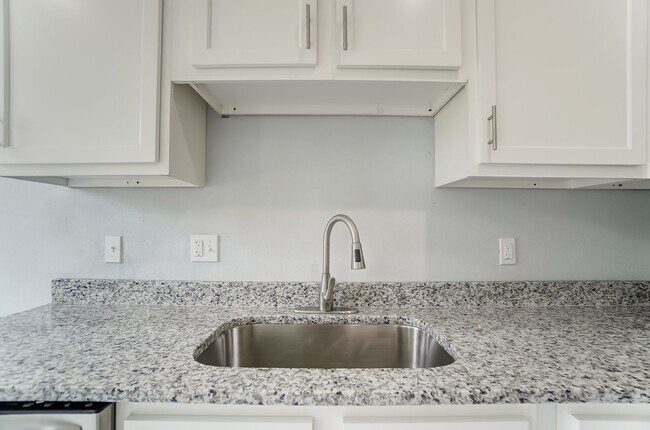 Building Photo - Spacious Four Bedroom in Cincinnati!