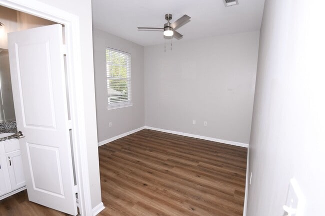 Building Photo - 4 Bed, 4.5 Bath in Rowandale