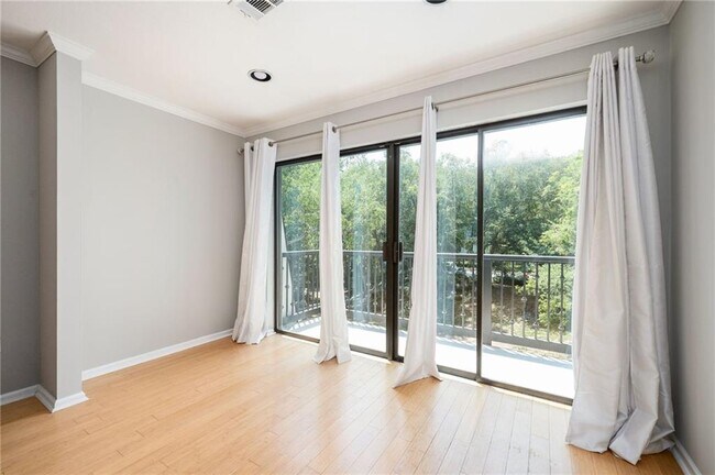 Building Photo - 4303 Pine Heights Dr NE