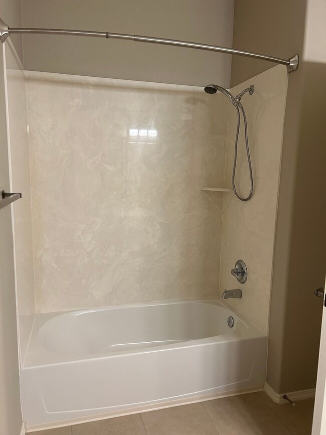 Building Photo - Stunning Condo | 2 Bed / 2 Bath | Garage |...