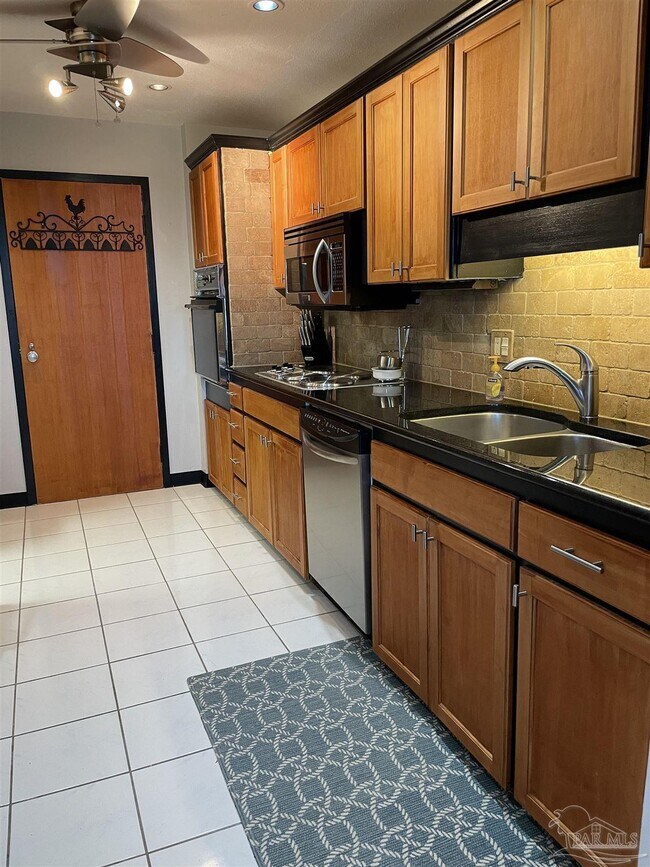 Building Photo - 825 Bayshore Dr