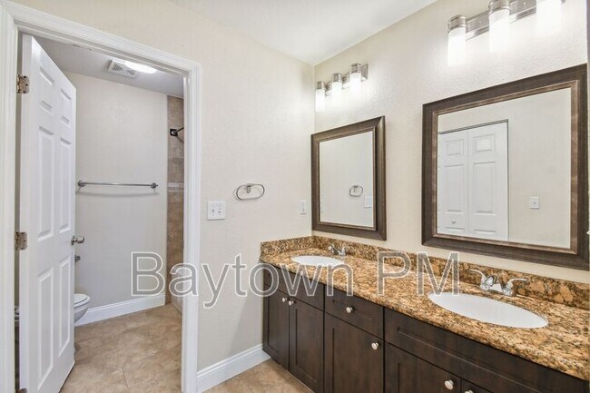 Building Photo - 2321 W Beach St