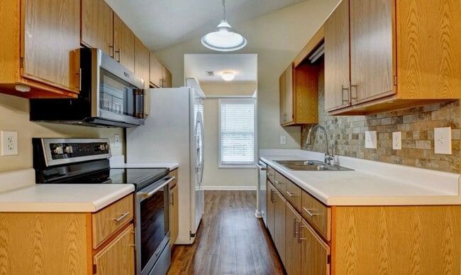 Building Photo - 3 Bedroom Home located Close To Carolina Beach