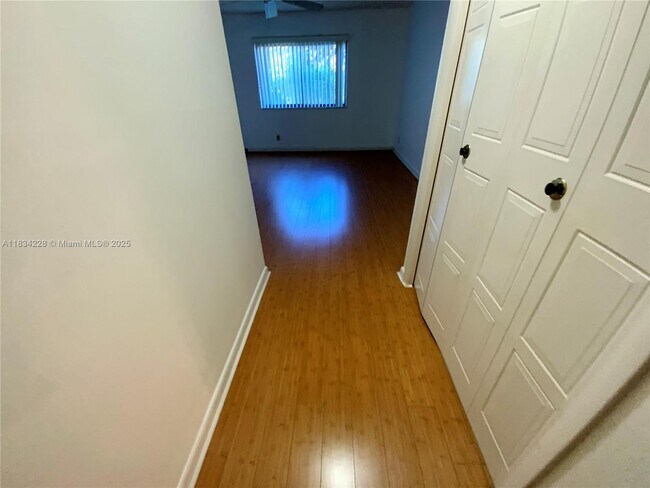 Building Photo - 417 Lakeview Dr