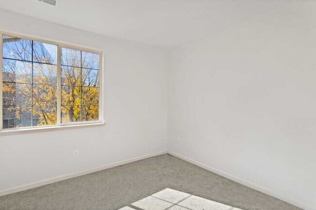 Building Photo - Modern 2-Bedroom, 2-Bath Condo in Grand Junction