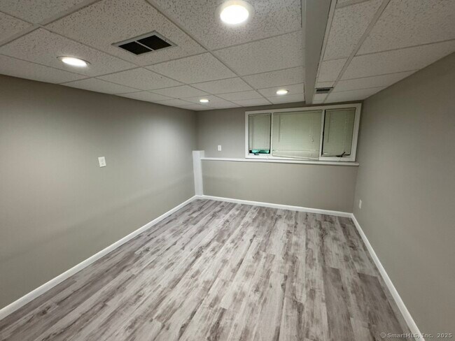 Building Photo - 42 Uplands Way