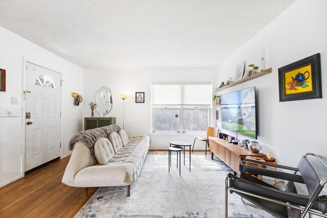 Building Photo - 3 Bedroom/1.5 Bath Wilshire Terrace