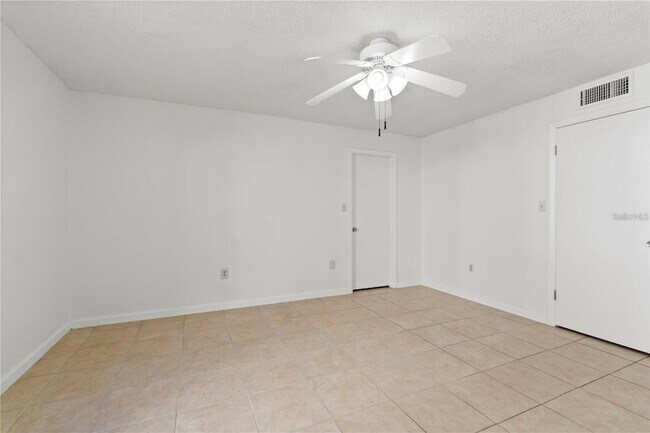 Building Photo - 530 Orange Dr