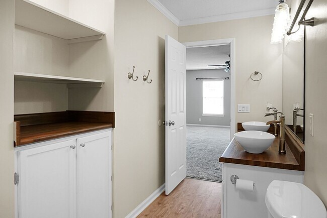 Building Photo - MOVE IN SPECIAL - 50% off First Month's Re...
