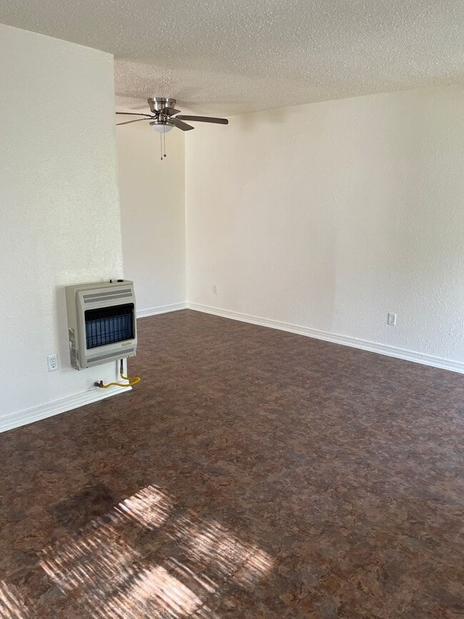 Building Photo - Available Now 1 BR, 1 BA Duplex $700/mo