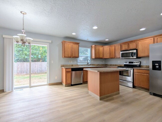 Primary Photo - Newly renovated, spacious 2-Level in NE Salem